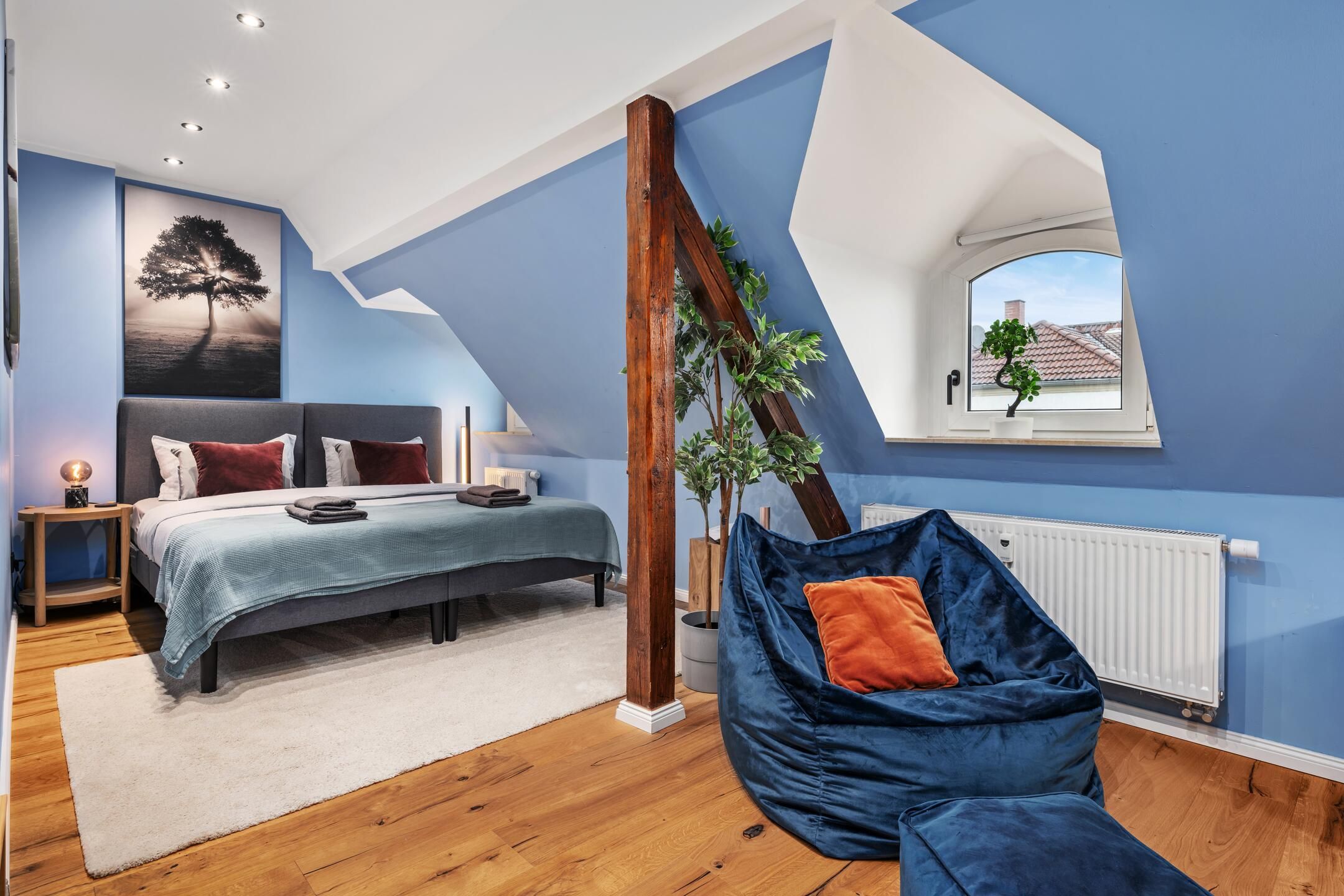 Zwickau: Modernes Vor&shy;stadt&shy;studio mit Emma&#8209;Bett, Garten & Kaffee&shy;voll&shy;automat